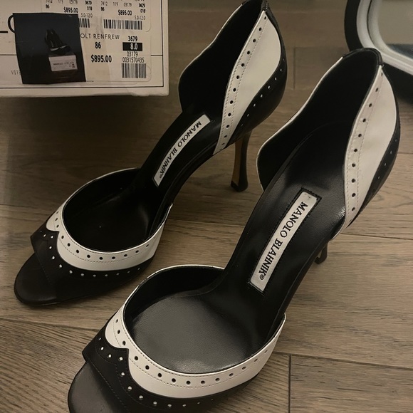 Manolo Blahnik
White & Black open toe low heel sandal
Size 8 - Picture 3 of 3